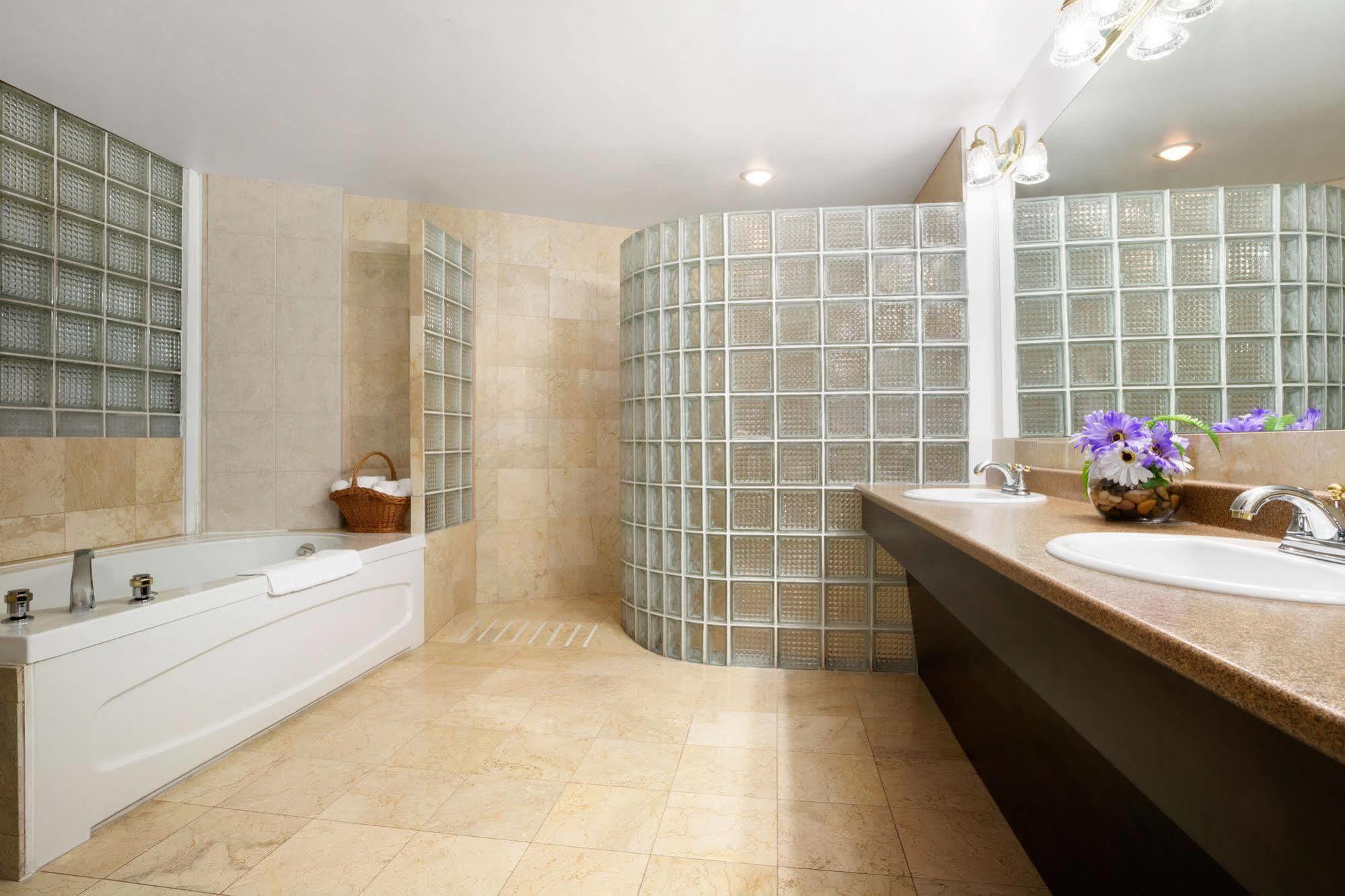 Days & By Wyndham Downtown 3* North Bay