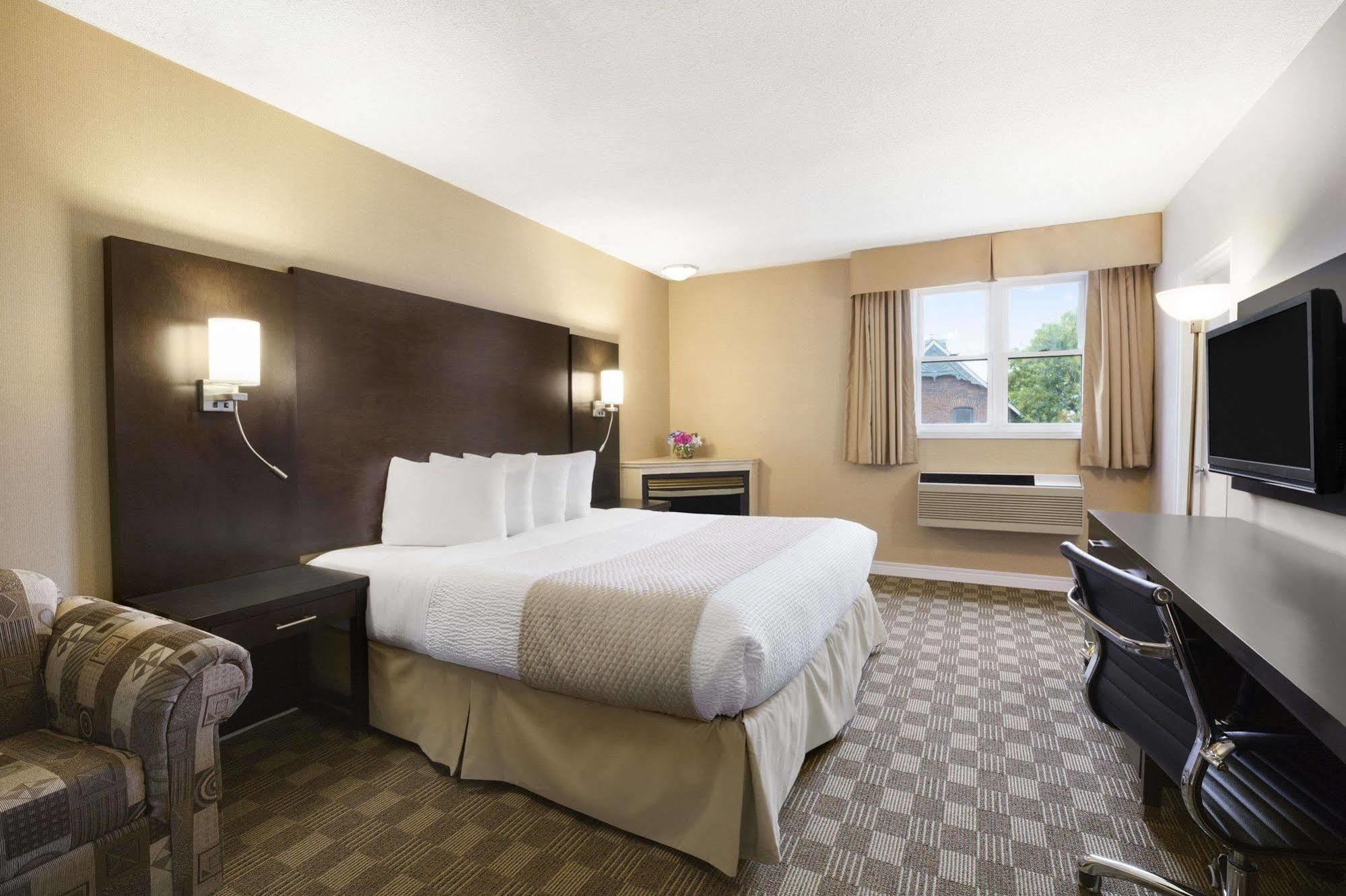 Days & By Wyndham Downtown 3* North Bay